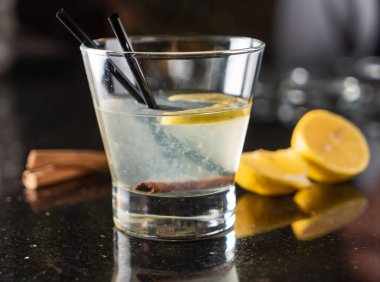 Limonlu ve tarçınlı kokteyl
