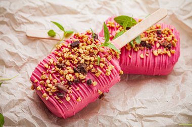 Fındıklı çilekli dondurma.