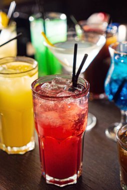 Barda değişik kokteyller var.