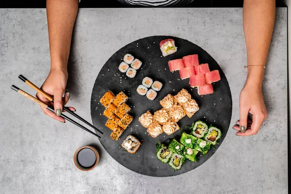 Sushi Apparecchiato Sul Tavolo — Foto Stock