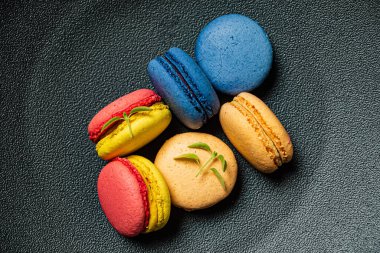 Siyah arkaplanda renkli badem kurabiyeleri