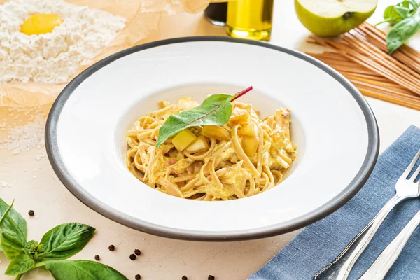 イタリア料理店の新鮮なパスタ — ストック写真