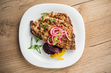 Parşömenin üzerinde ızgara biftek.