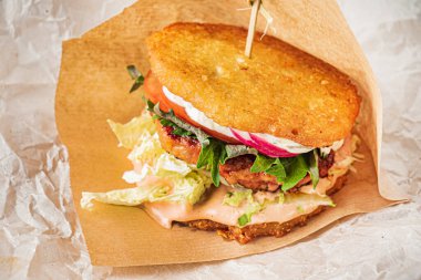 Patatesli gözleme ve etli hamburger.