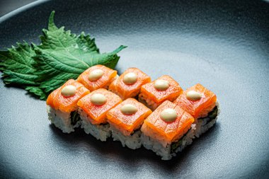 Koyu arkaplanda suşi var.