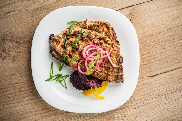 Parşömenin üzerinde ızgara biftek.