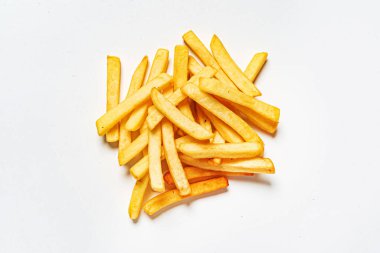 Beyaz arka planda patates kızartması.