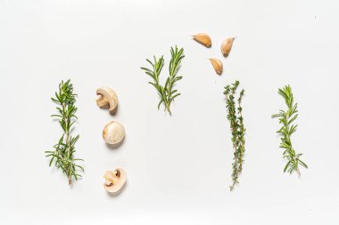 Otlar ve sebzeler beyazın üzerinde