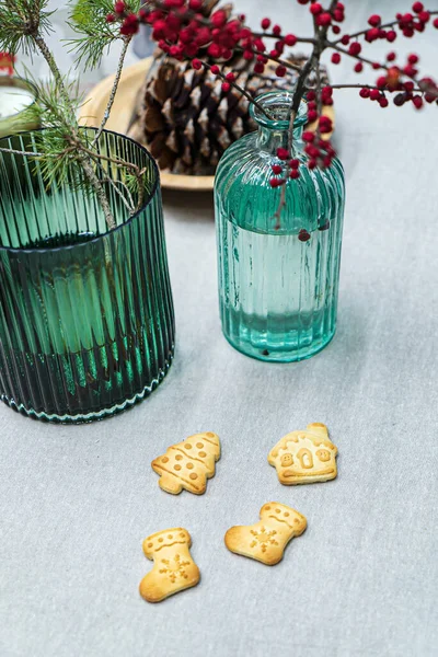 木製のテーブルの上のクリスマスの装飾とクッキー — ストック写真