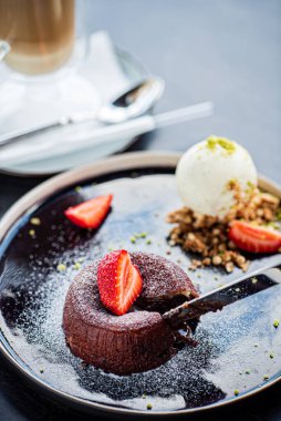 Çilekli ve dondurmalı çikolatalı (cupcake).