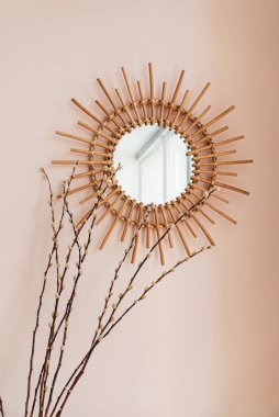 Yaratıcı ayna duvarda