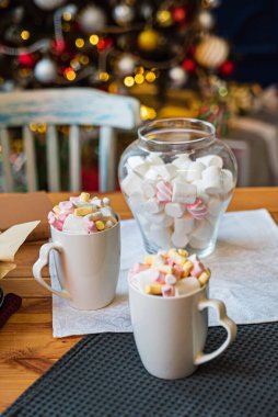 Noel masasında marşmelovlu kakao.