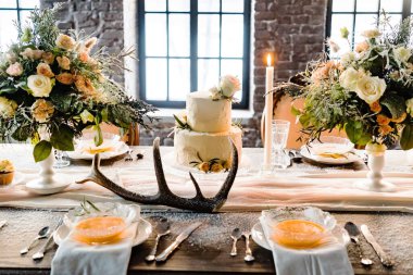 Güzel çiçekli düğün masası.