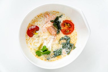 Ekşi karides çorbalı beyaz erişte mi yoksa Tom Yum Kung eriştesi mi?