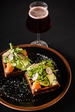 Somon ve turplu Belçika waffle 'ı.