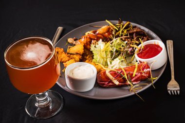 Lezzetli aperatifler barda.