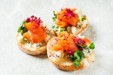 Tuzlu somon ve otlu kanepe.