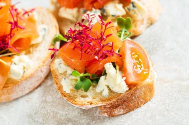 Tuzlu somon ve otlu kanepe.