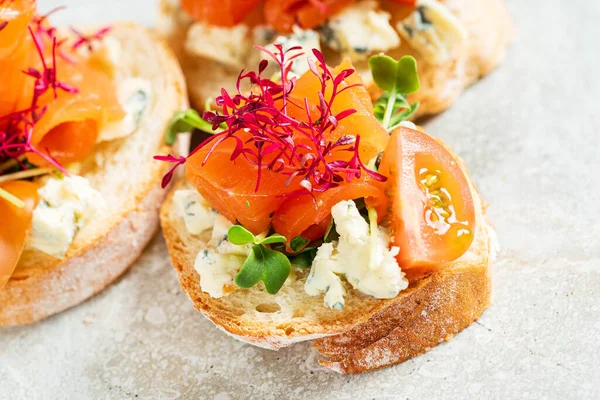 Canape Met Gezouten Zalm Kruiden — Stockfoto