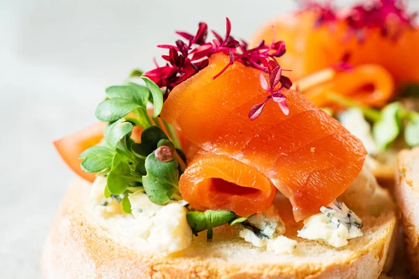 Canape Met Gezouten Zalm Kruiden — Stockfoto