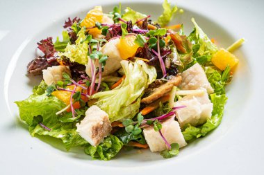 Tavuk ve sebzeli taze salata.