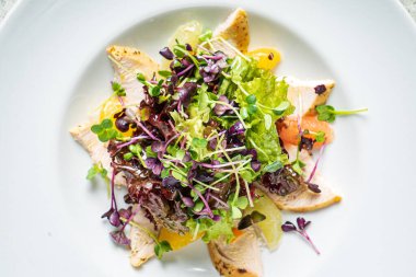 Tavuk ve sebzeli taze salata.