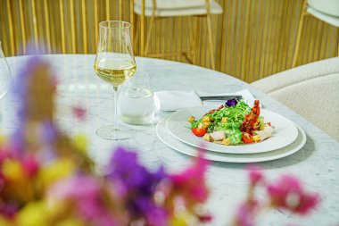 Tavuk ve pastırmalı sezar salatası.