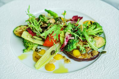 Kızarmış sebzeli ve fındıklı salata