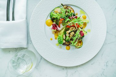 Kızarmış sebzeli ve fındıklı salata