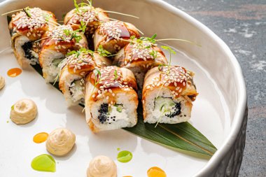 Suşi beyaz tabakta.