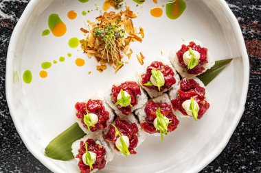 Suşi beyaz tabakta.