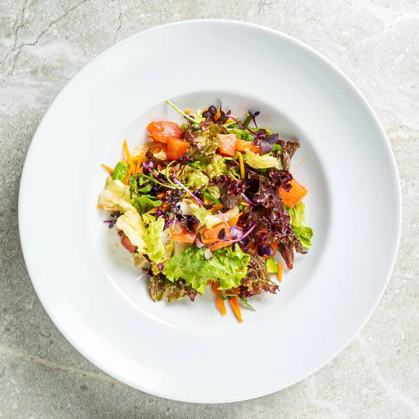 Salada Fresca Com Salmão Legumes — Fotografia de Stock