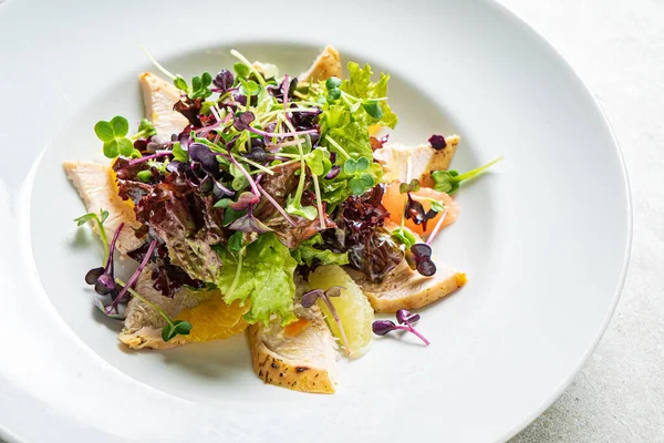 Färsk Sallad Med Kyckling Och Grönsaker — Stockfoto