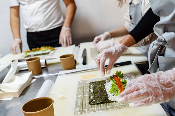 Άνθρωποι Που Φτιάχνουν Σούσι Στην Κουζίνα — Φωτογραφία Αρχείου