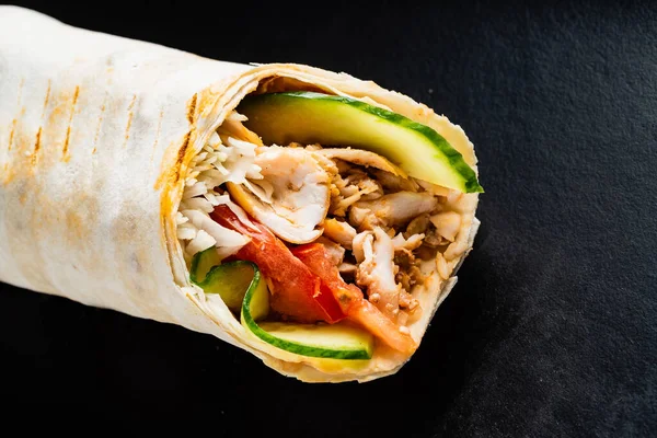 Fajita Wrap Sandwich Στο Μαύρο Φόντο — Φωτογραφία Αρχείου