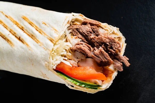 Fajita Wrap Smörgås Svart Bakgrund — Stockfoto