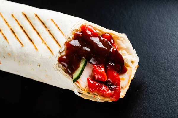 Fajita Wrap Sandwich Zwarte Achtergrond — Stockfoto