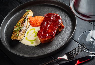 Izgara sebzeli biftek ve kırmızı şarap.