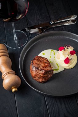 Biftek ve patates püresi