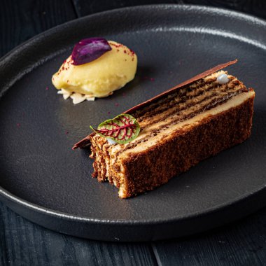 Siyah tabakta lüks hamur işi