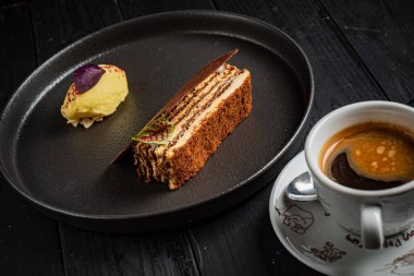 Siyah tabakta lüks hamur işi