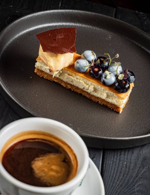 Siyah tabakta lüks hamur işi