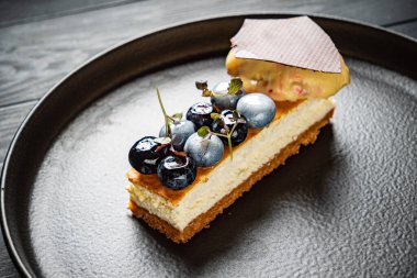 Siyah tabakta lüks hamur işi