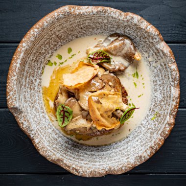 Sebzeli ve soslu biftek pirzolası.