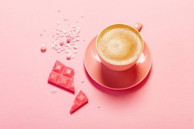 Bir fincan kahve ve pembe çikolata