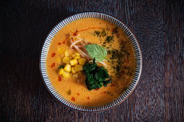 Ahşap zemin üzerinde Asya çorbası