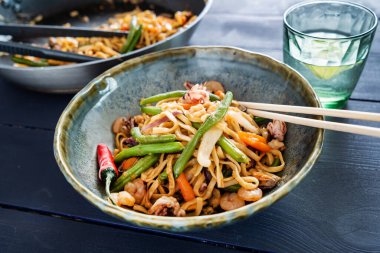 Tavuk ve sebzeli erişte.