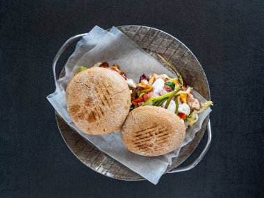 Pastırmalı ve tavuklu hamburger.