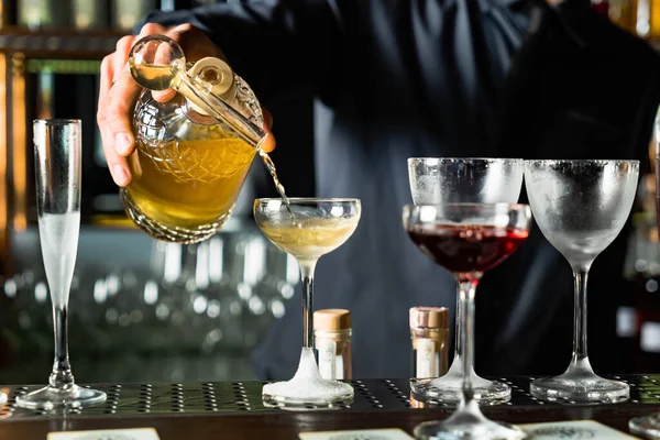 Barman Maakt Cocktail Bar — Stockfoto