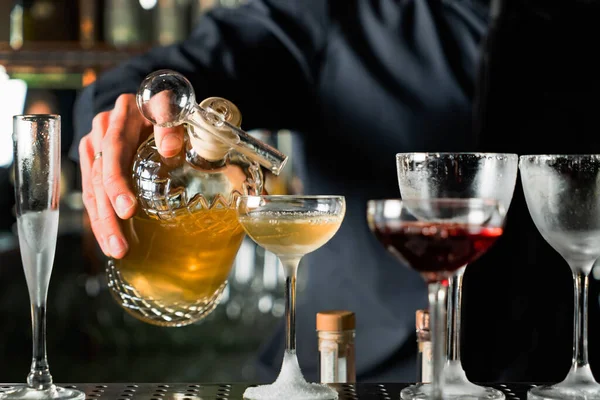 Bartender Making Cocktail Bar — Stock Photo, Image